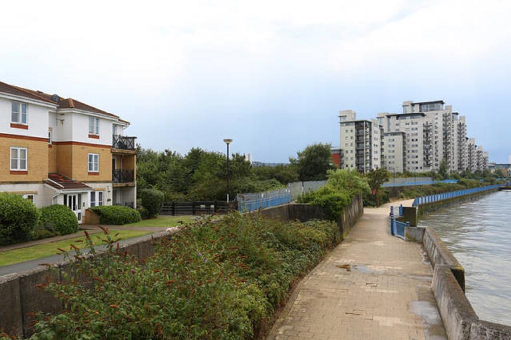 Quiet Riverside Apartment London Room photo